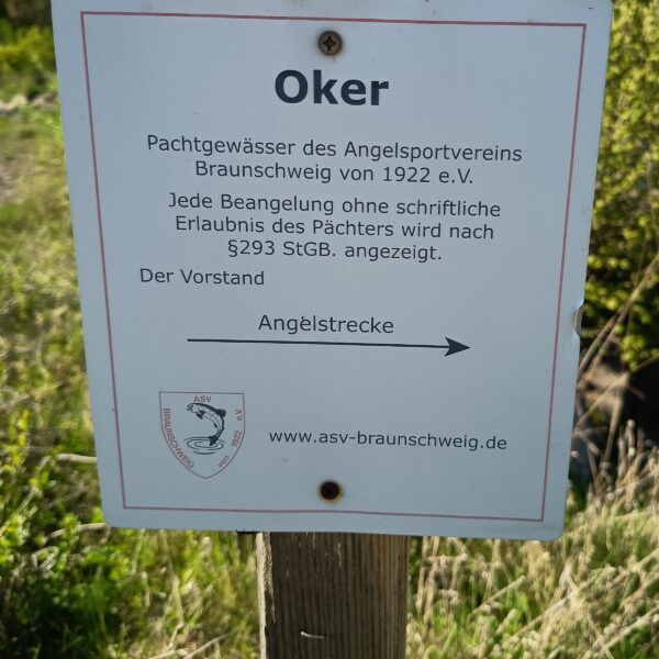 Hinweisschild des ASV Braunschweig auf die Angelstrecke Oker bei Vienenburg