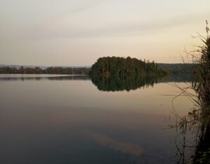 Der Wiedelaher See in der Abenddämmerung