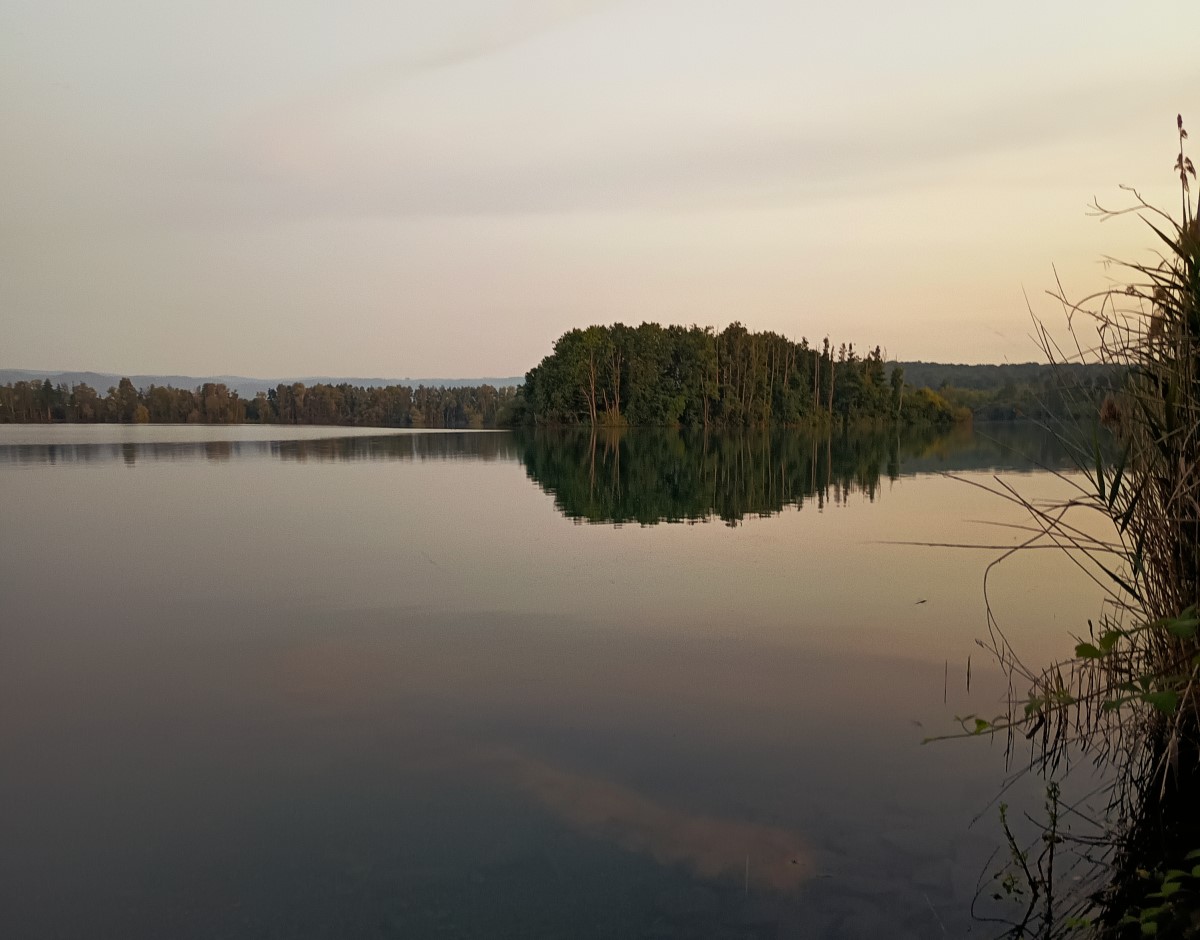 Der Wiedelaher See in der Abenddämmerung